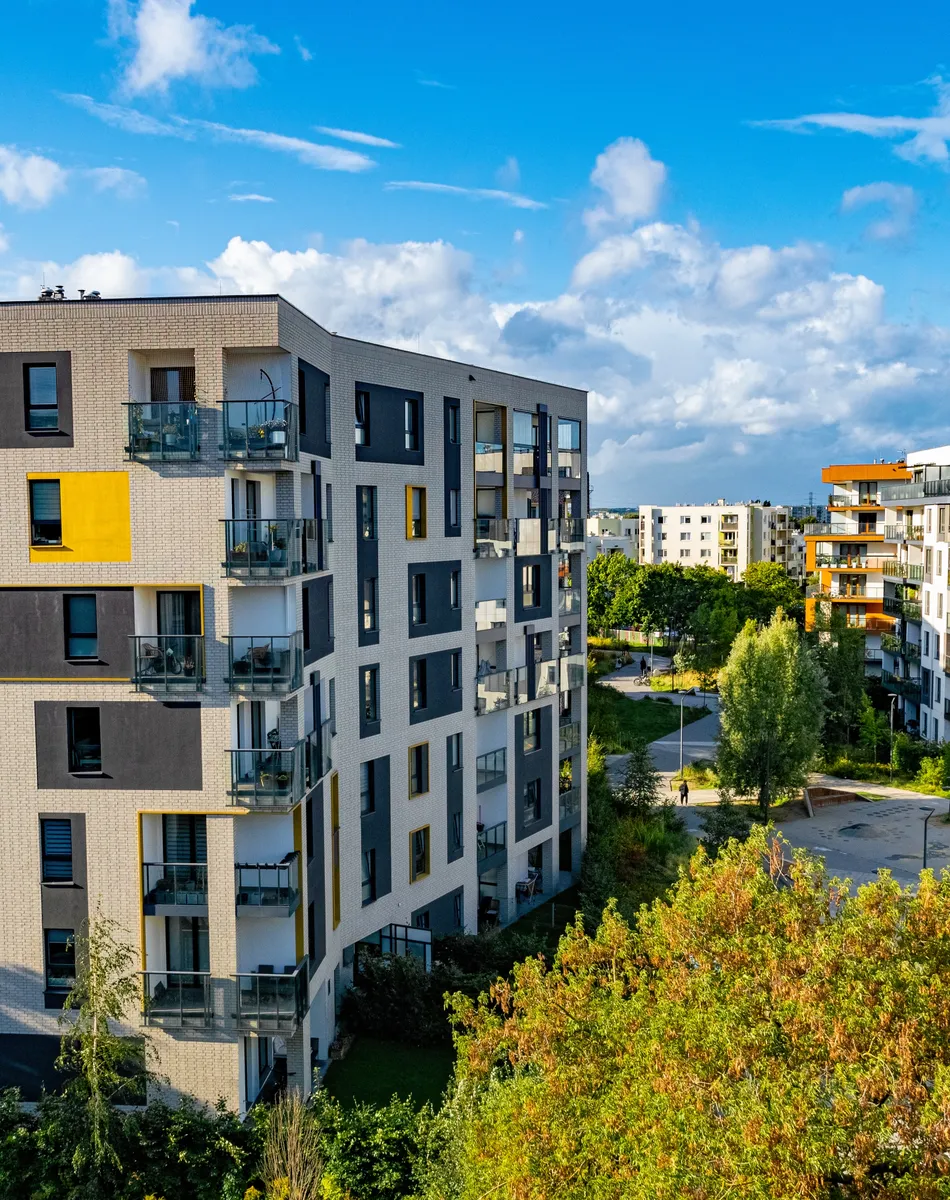 Immeuble moderne avec balcons et végétation